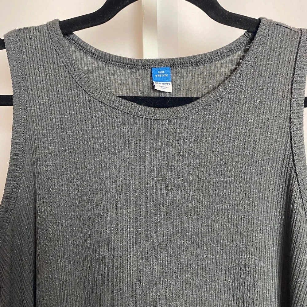 💙5/$15 Old Navy Luxe Womenʻs Grey Ribbed Tank Top Petite Small